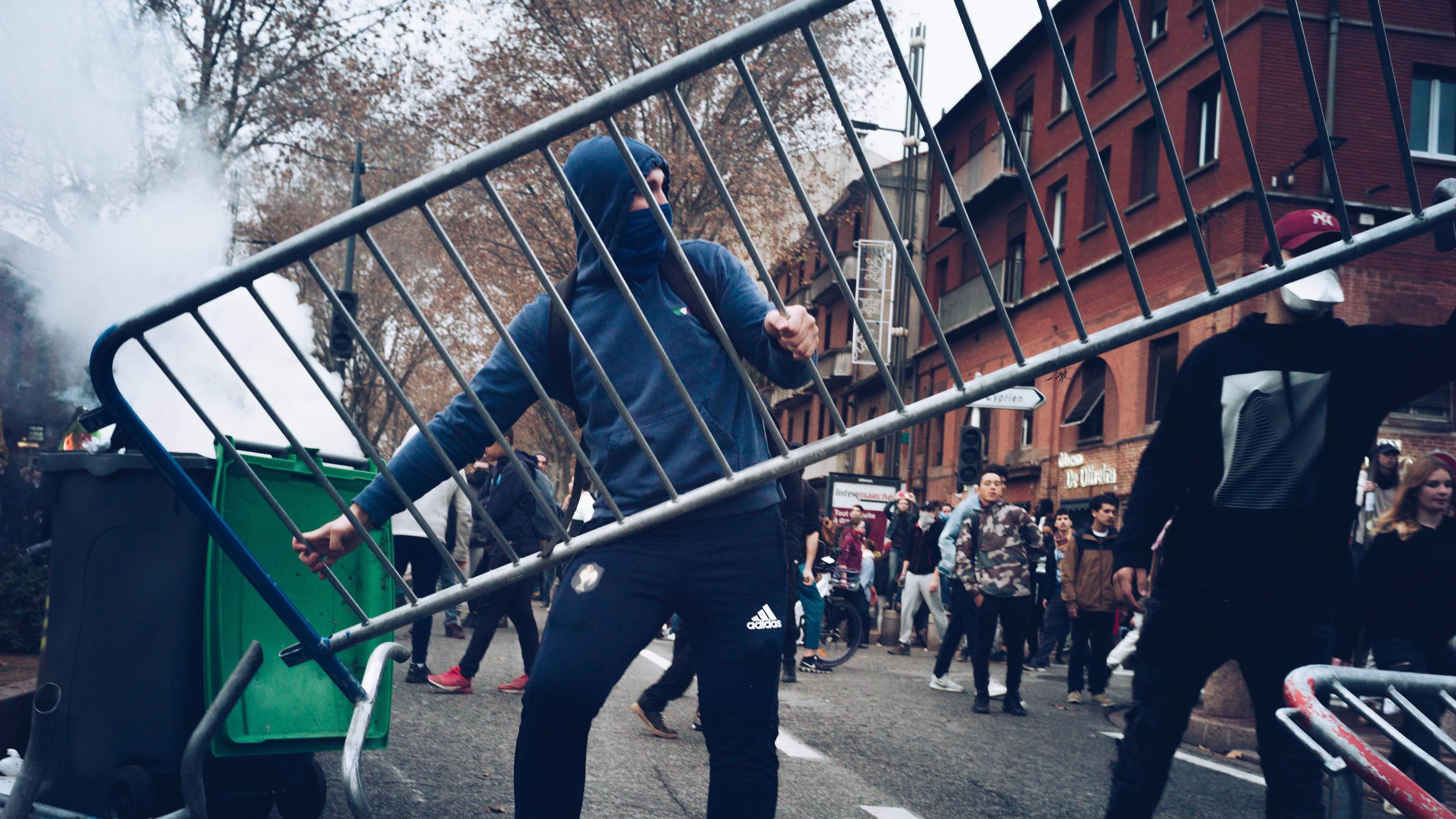 Ausschreitungen in Frankreich: Mehr als 700 demonstrierende Schüler festgenommen High school students demonstrate against the reform of the baccalaureate and Parcoursup in the Saint Cyprien district of Toulouse. PUBLICATIONxINxGERxSUIxAUTxONLY PierrexBerthuelx/xLexPictorium LePictorium_0195553