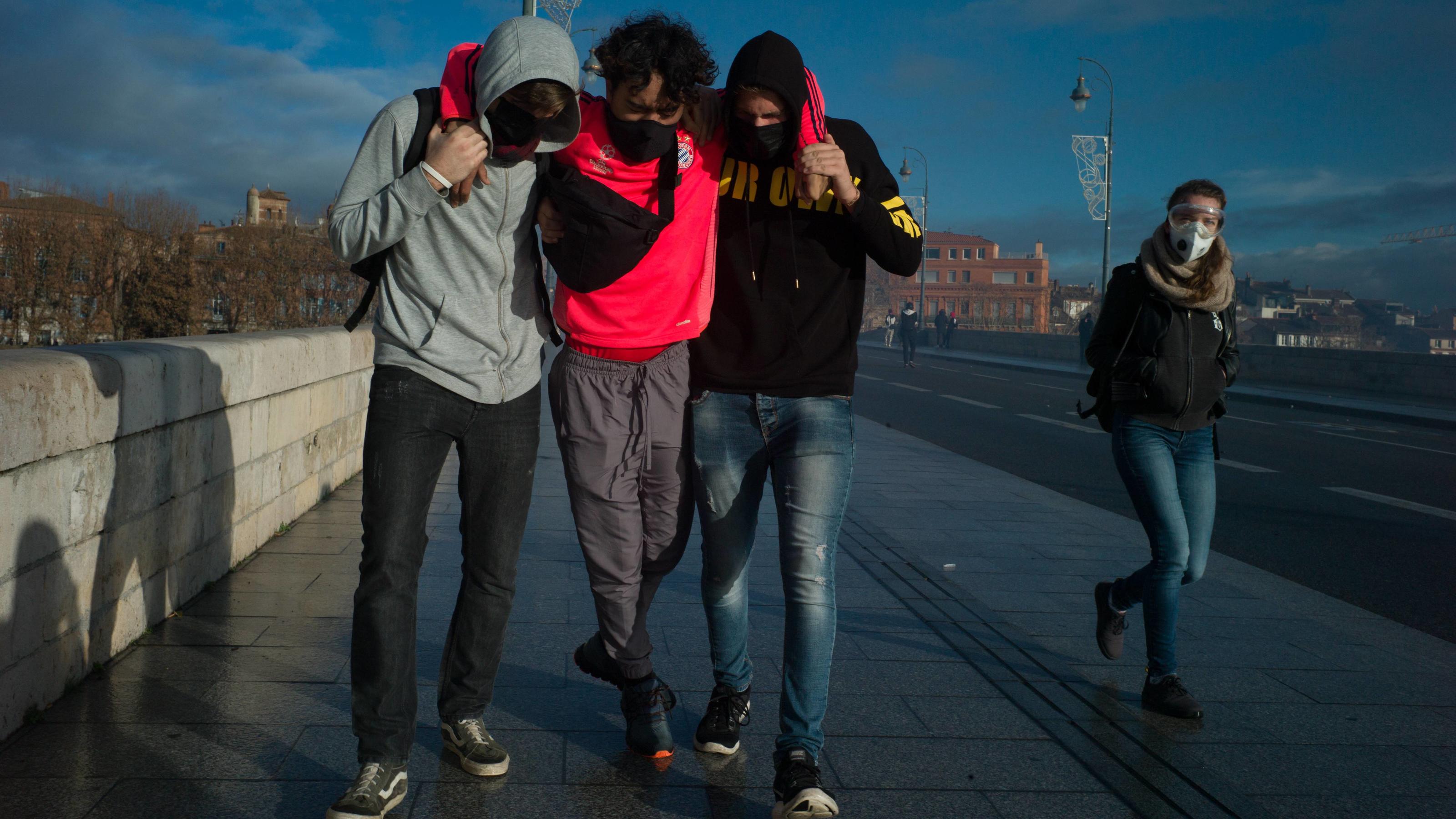 Ausschreitungen in Frankreich: Mehr als 700 demonstrierende Schüler festgenommen A schoolboy wounded in the ankle is carried by two friends to be safe during the demonstration against the reform of the baccalaureate and Parcoursup on the bridge nine of Toulouse. PUBLICATIONxINxGERxSUIxAUTxONLY PierrexBerthuelx/xLexPictorium LePic