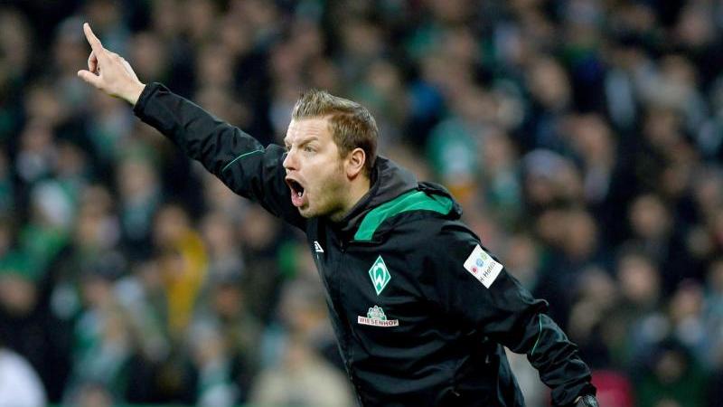 Werder sieht sich gegen Düsseldorf zum Siegen verpflichtet Bremens Trainer Florian Kohfeldt gestikuliert an Seitenlinie