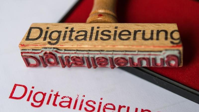Wirtschaft fordert Auskunft zum Stand der Digitalisierung Stempel «Digitalisierung»