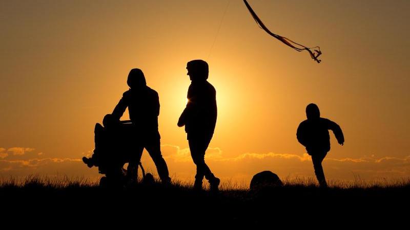 Niedersachsens Bevölkerung wächst im sechsten Jahr in Folge Silhouette einer Familie im Sonnenuntergang