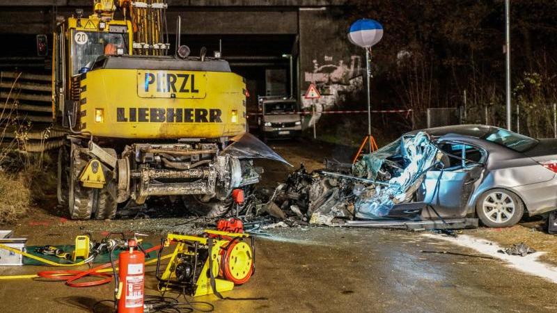 Autofahrer kracht gegen Bagger und stirbt Zerstörter PKW neben dem Bagger