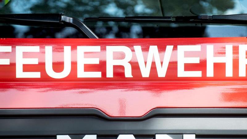 Auto geht in Flammen auf: Polizei vermutet Brandstiftung Feuerwehr