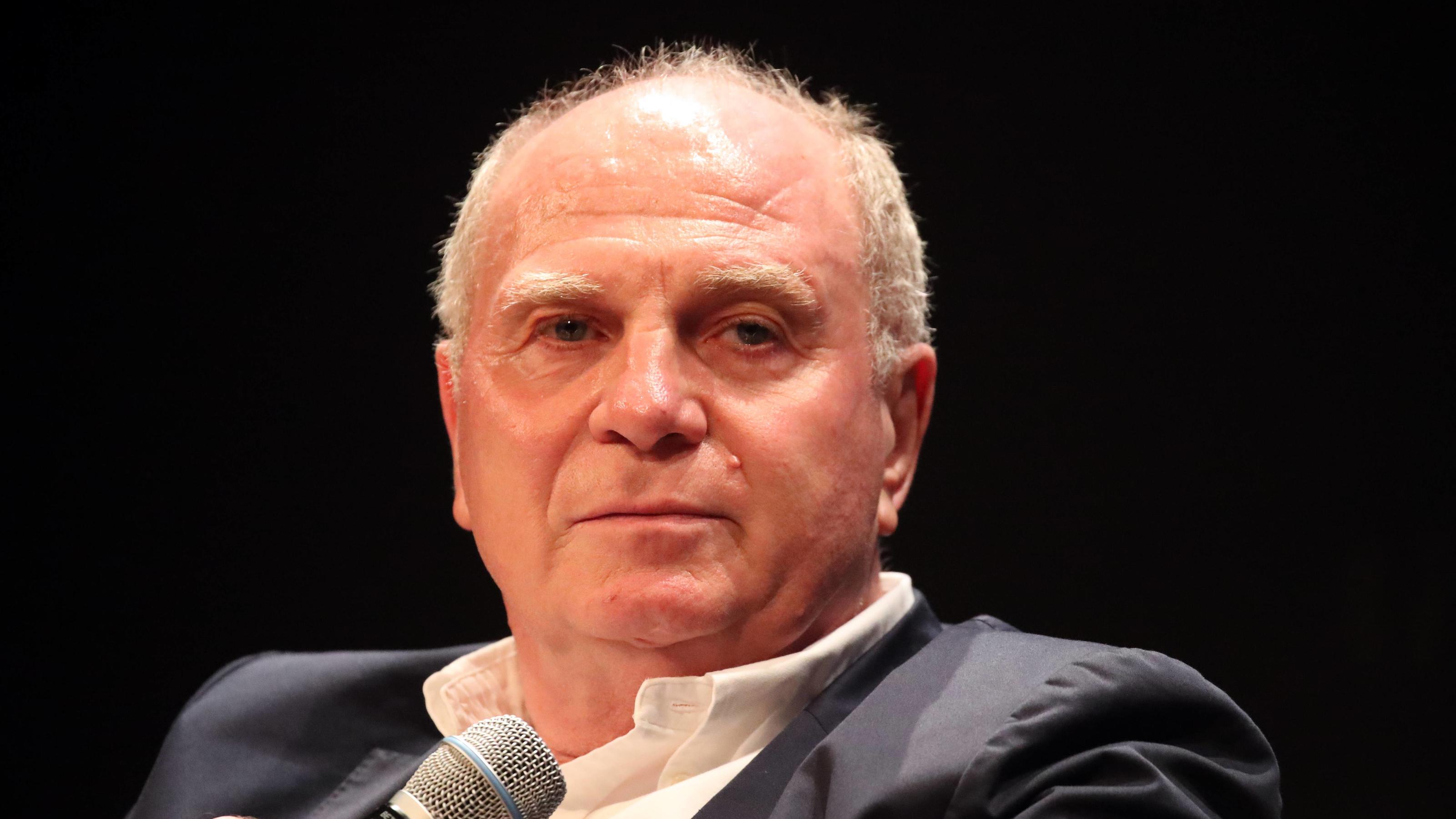 Uli Hoeneß enthüllt: Für den FC Bayern München war Cristiano Ronaldo zu alt Podiumsdiskussion Stuttgart Liederhalle Wolfgang Dietrich, Mario Gomez, Uli Hoeneß Deutschland, Stuttgart, 03.12.2018, Fussball, Bundesliga, Podiumsdiskussion Stuttgart Liederhalle Wolfgang Dietrich, Mario Gomez, Uli Hoeneß: Uli Hoeneß. *** Panel dis