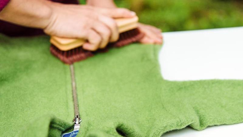 So leben wir nachhaltiger Reparatur einer Jacke