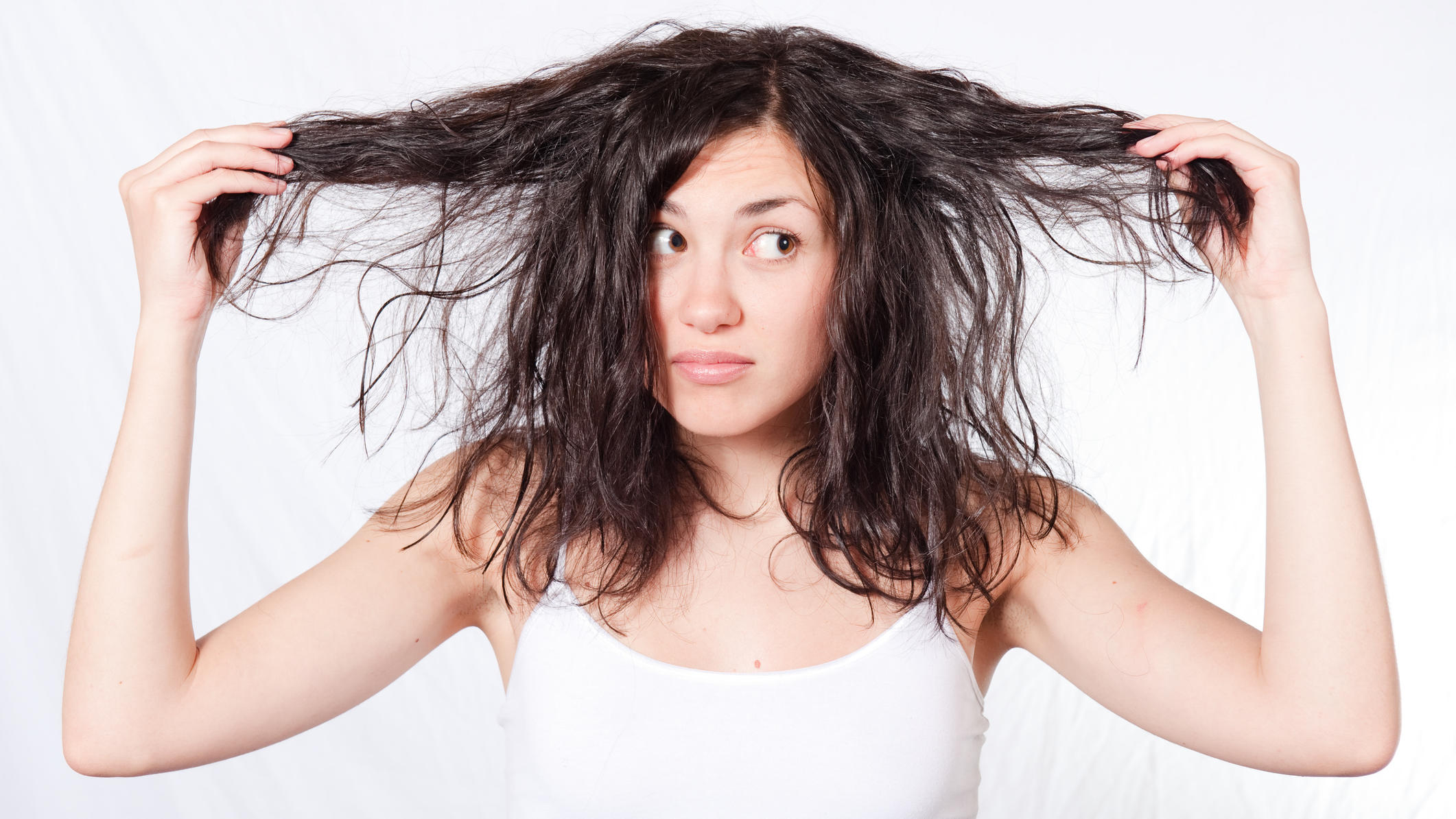 Hairstylistin warnt: Diesen Trockenshampoo-Fehler machen wir alle Frau mit fettigen, zerstrubbelten Haaren