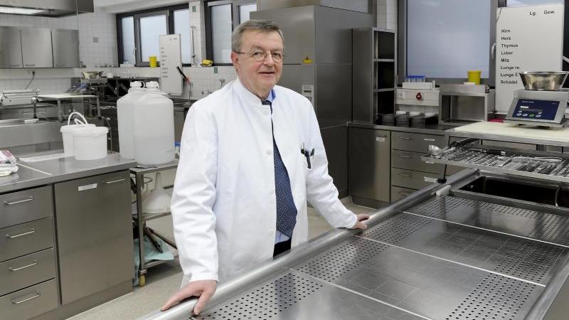 Eisenmenger verhindert Sektionstisch als Restaurantmöbel Wolfgang Eisenmenger