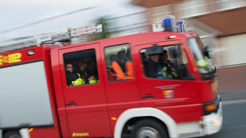 Transporter-Fahrer bei Auffahrunfall auf A 66 eingeklemmt Ein Feuerwehrwagen