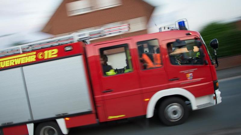 Feuerwehr rettet Rollstuhlfahrer aus Gleisbett der U-Bahn Feuerwehr