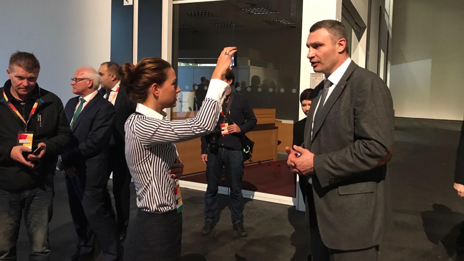 CDU-Parteitag: So erlebte Vitali Klitschko Angela Merkels letzte Runde Vitali Klitschko im Interview mit RTL-Reporterin Franca Lehfeld