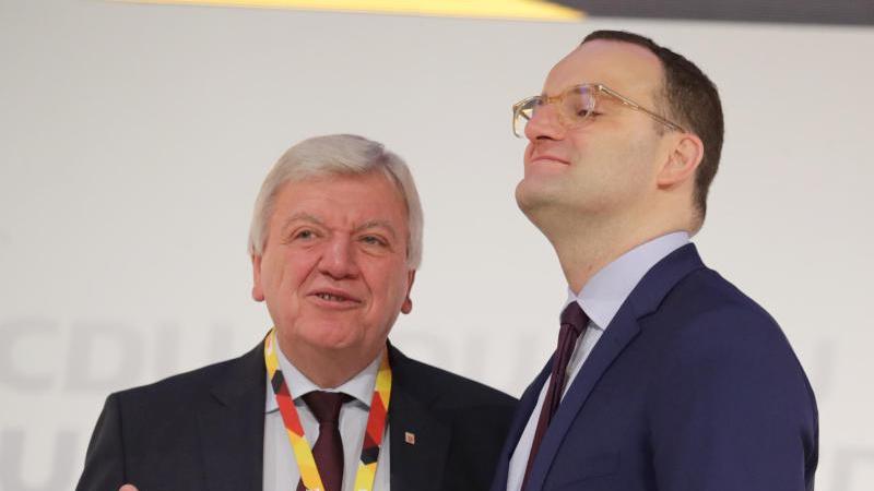 Bouffier: Kramp-Karrenbauer hat "Herz der Partei" erreicht Volker Bouffier und Jens Spahn unterhalten sich