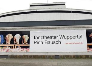 Auf das Tanztheater Wuppertal Pina Bausch kommen nach der Trennung von Inte... weiterlesen