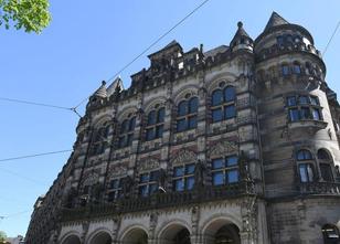 Zwei junge Männer, die in Bremen und Umgebung mutwillig schwere Steine auf ... weiterlesen