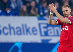 Minutenlang steht Benedikt Höwedes allein vor der Nordkurve und wischt sich... weiterlesen