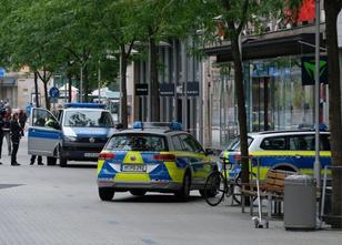 Weil er auf der Flucht vor der Polizei einen Fußgänger überfahren haben sol... weiterlesen