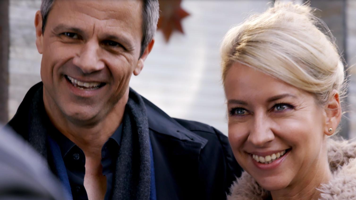 Die "Unter uns"-Wochenvorschau: Das passiert ab dem 17. Dezember 2018 Unter uns: Ute und Benedikt lächeln strahlend.