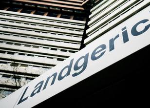 Ein Mann soll sich jahrelang als Rechtsanwalt ausgegeben und Mandanten und ... weiterlesen