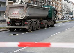 Eine Radfahrerin ist am Freitagmorgen in Berlin-Charlottenburg von einem re... weiterlesen