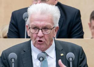 Baden-Württembergs Ministerpräsident Winfried Kretschmann (Grüne) hält Nach... weiterlesen