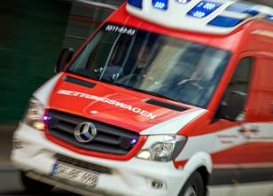 Ein Fußgänger ist in Berlin-Friedrichshain von einem Auto erfasst und schwe... weiterlesen