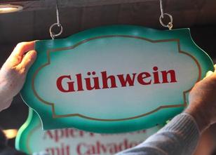 Ein kompletter Anhänger für den Verkauf von Glühwein auf Märkten ist in Mag... weiterlesen