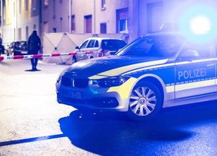 Es ist dunkel, vor einem Mehrfamilienhaus in Bochum steht Sichtschutz, der ... weiterlesen