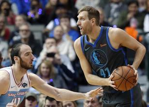 Basketball-Altmeister Dirk Nowitzki wartet mit den Dallas Mavericks in der ... weiterlesen