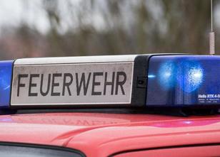 Bei Blankenhain ist in der Nähe einer Heidelbeerplantage eine Scheune in Fl... weiterlesen