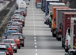 Lastwagen sollen nach einer Forderung der Björn-Steiger-Stiftung bei Staus ... weiterlesen