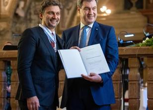Opern-Star Jonas Kaufmann (49) hat die höchste Auszeichnung bekommen, die e... weiterlesen