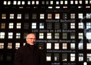 Zum 100. Geburtstag von Helmut Schmidt erinnert eine Lichtinstallation in d... weiterlesen