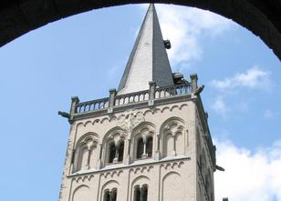 Der acht Kilo schwere Minutenzeiger der Turmuhr des Xantener Doms ist aus 4... weiterlesen