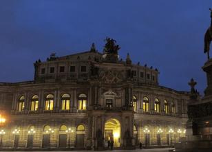 Schauspieler Sky du Mont geht öfter ins Theater als in Oper und Ballett. weiterlesen