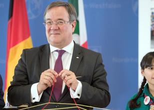Pfadfinder haben Nordrhein-Westfalens Regierungschef Armin Laschet (CDU) ei... weiterlesen