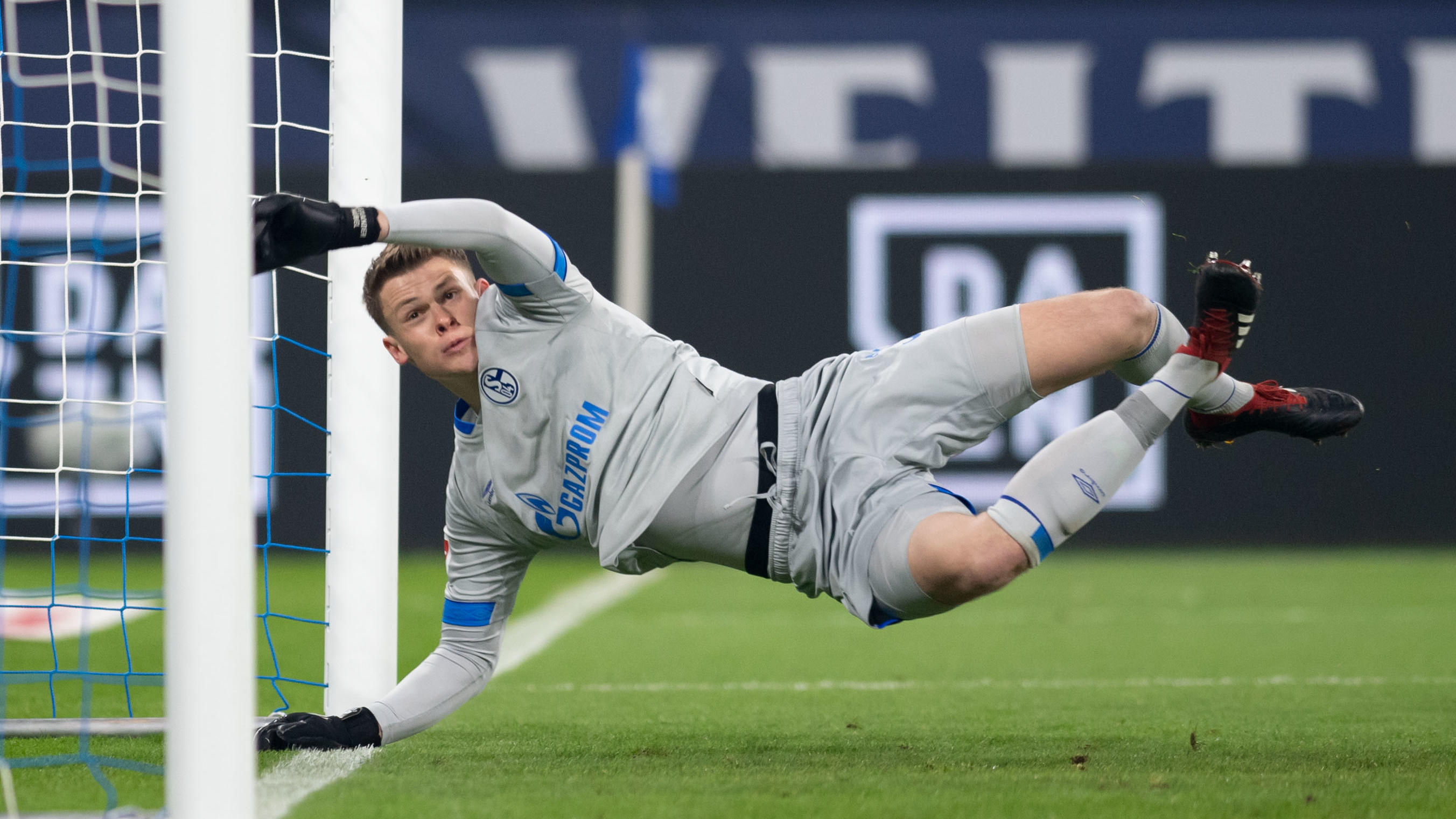 Mit Kapitän Fährmann auf der Bank: Rückrunden-Auftakt nach Maß für Königsblau 20.01.2019, Nordrhein-Westfalen, Gelsenkirchen: Fußball: Bundesliga, FC Schalke 04 - VfL Wolfsburg, 18. Spieltag in der Veltins Arena: Schalkes Torwart Alexander Nübel lenkt den Ball über das Tor. Foto: Bernd Thissen/dpa - WICHTIGER HINWEIS: Gemäß de