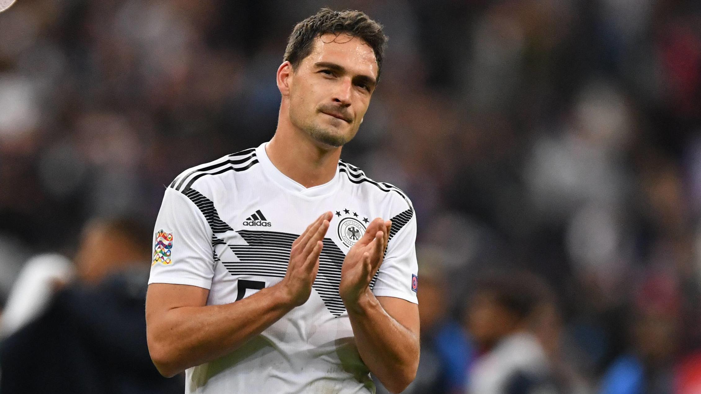 Hummels: "Würde mich nicht wehren" Mats Hummels (Deutschland), klatscht enttäuscht den Fans zu Frankreich-Deutschland France-Germany UEFA Nations Cup Nationalmannschaft, DFB, 2018, Fußball, Fussball, soccer, Herren, Deutschland, Germany, Frankreich, France Paris, 16.10.2018 *** Mats H