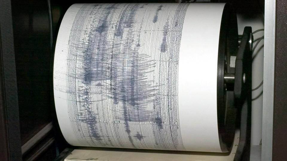 Heftigstes Beben seit 20 Jahren erschreckt Millionen Menschen Ein Seismograph zeichnet am 23.12.2003 im USGS Center (US Geological Survey) in Caltech im US-Bundesstaat Kalifornien die Erdstöße während des San Simeon Erdbebens auf. Das Erdbeben der Stärke 6,5 auf der Richterskala ereignete sich nahe der Ortschaf