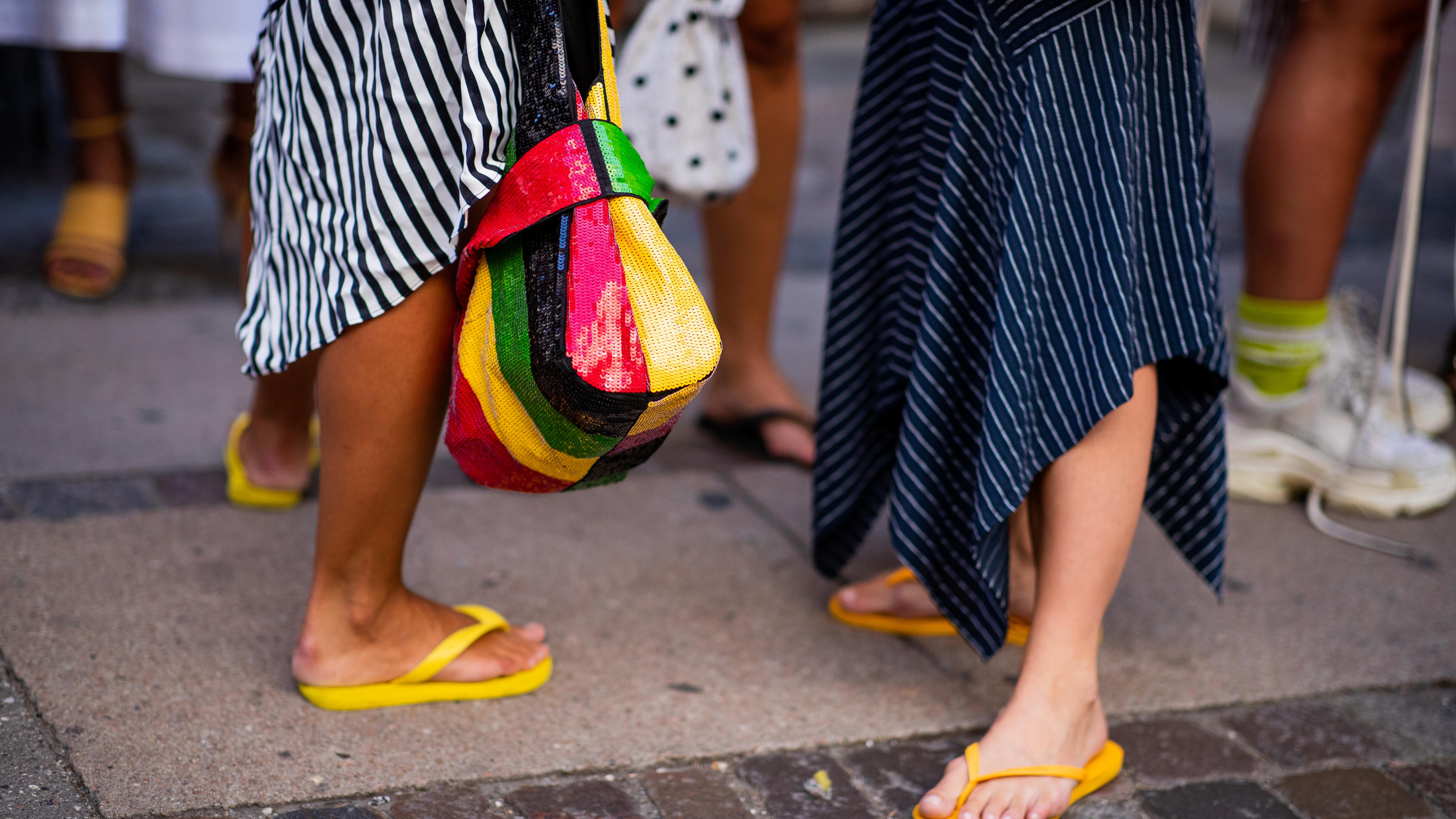 Flip-Flops - der Schuhtrend aus den 90ern ist zurück Chic gekleidete Frauen mit Flip-Flops