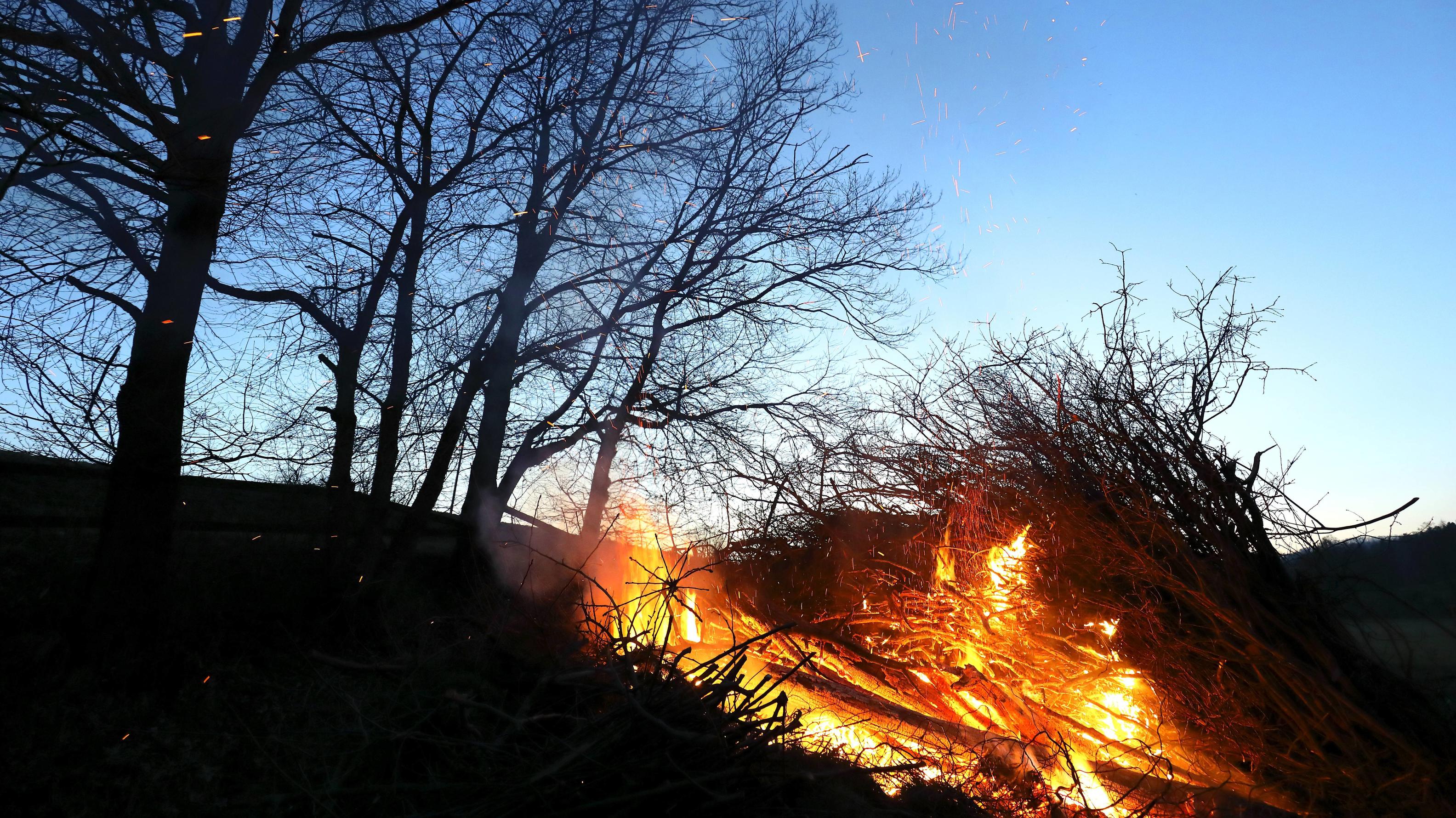 Kritik an Osterfeuern 01.04.2018, Osterfeuer in der Ortschaft Herleshausen-Nesselröden - Wie in jedem Jahr treffen sich zahlreiche Bewohner am Ostersonntag zum traditionellen Osterfeuer. Osterfeuer *** 01 04 2018 Easter fire in the village of Herleshausen Nesselröden As e