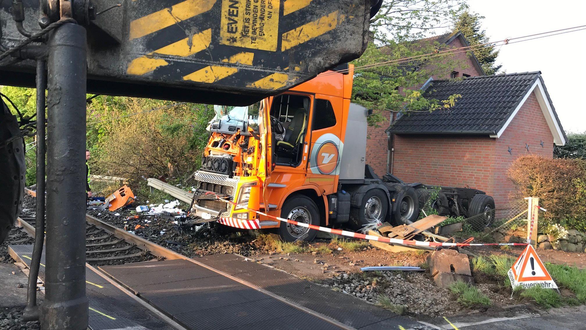 Alt Duvenstedt bei Rendsburg Zug rammt Lkw LkwFahrer