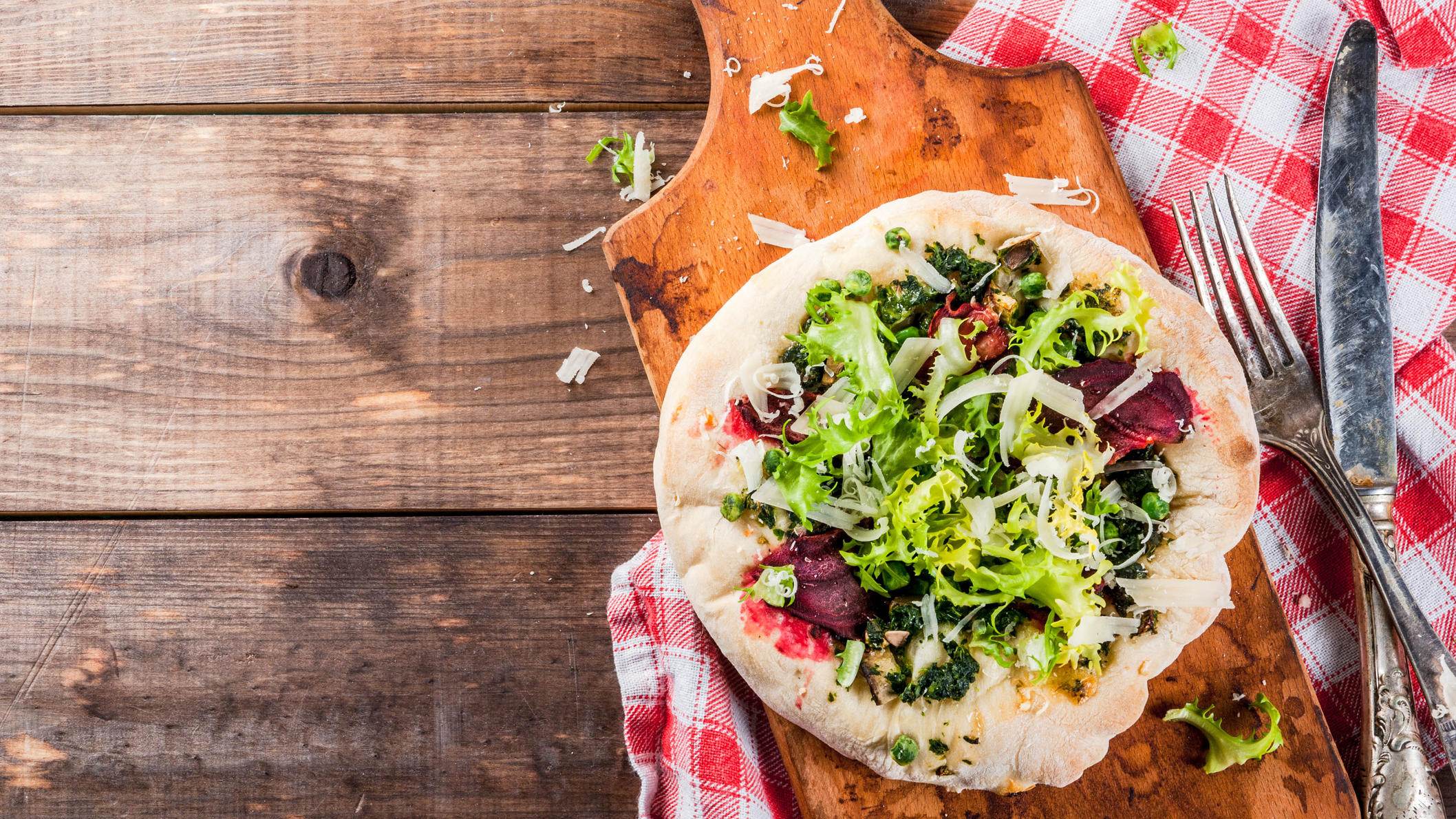 Nie mehr zwischen gesundem Salat und fettiger Pizza entscheiden müssen Pizza mit Salat und Pesto - so macht gesundes Essen Spaß!