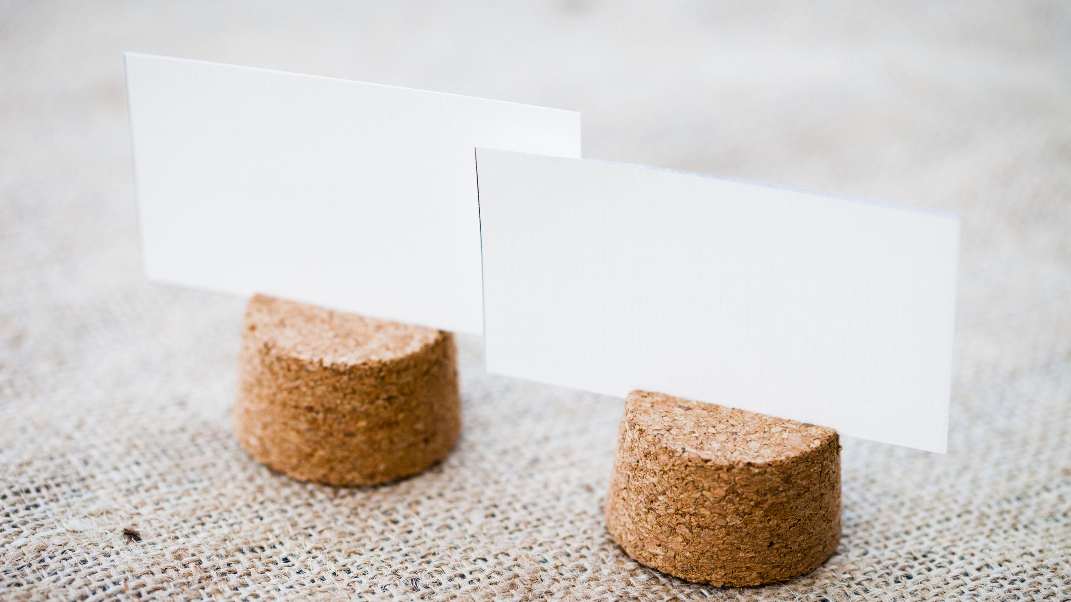 Hochzeits-Tischkarten ganz einfach selbst basteln DIY-Hochezeit-Tischkarten: Korken mit Kärtchen
