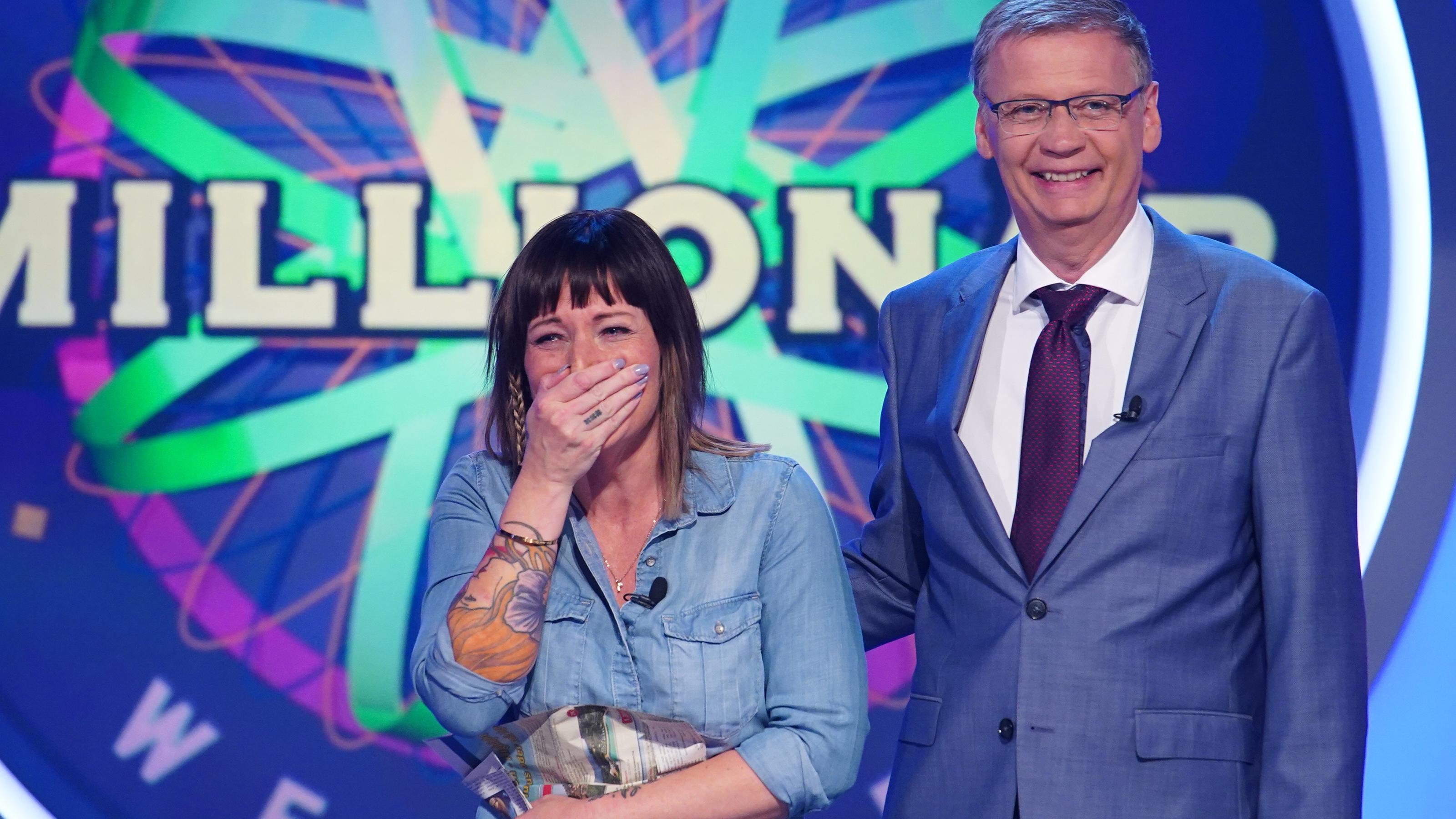Premiere bei „Wer wird Millionär?“: Falsche Kandidatin stürmt zu Günther Jauch Tina Graupner (l.) glaubt irrtümlich, dass sie es auf den Ratestuhl von "Wer wird Millionär?" geschafft hat. Rechts: Moderator Günther Jauch