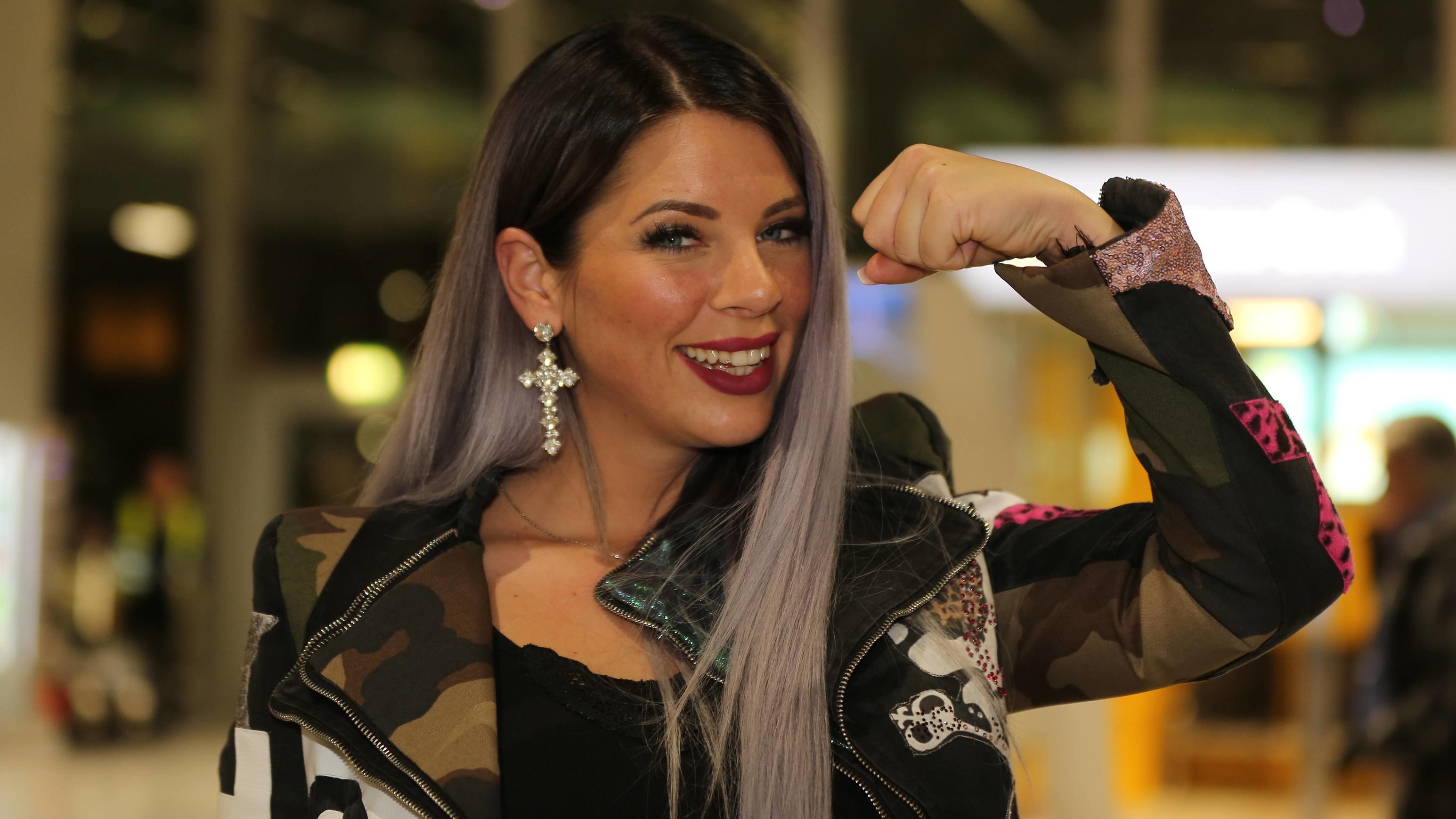So geht Jenny Frankhauser mit der Trennung von Hakan um 12.01.2018 xcex Deutschland, Frankfurt, TV, Entertainment, Unterhaltung, RTL Die Stars ziehen in den Dschungel, Abflug vom Flughafen Frankfurt: Schlagersängerin Jenny Frankhauser, die Schwester von Daniela Katzenberger auf dem Weg nach Australien ***