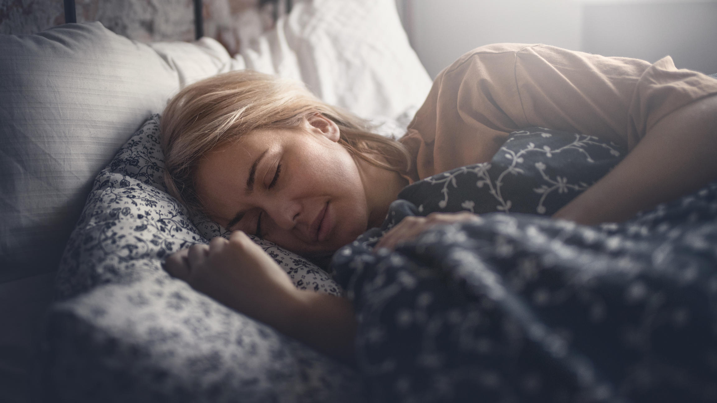 Frauen, die mit Licht schlafen, nehmen schneller zu Frau, die bei Licht schläft
