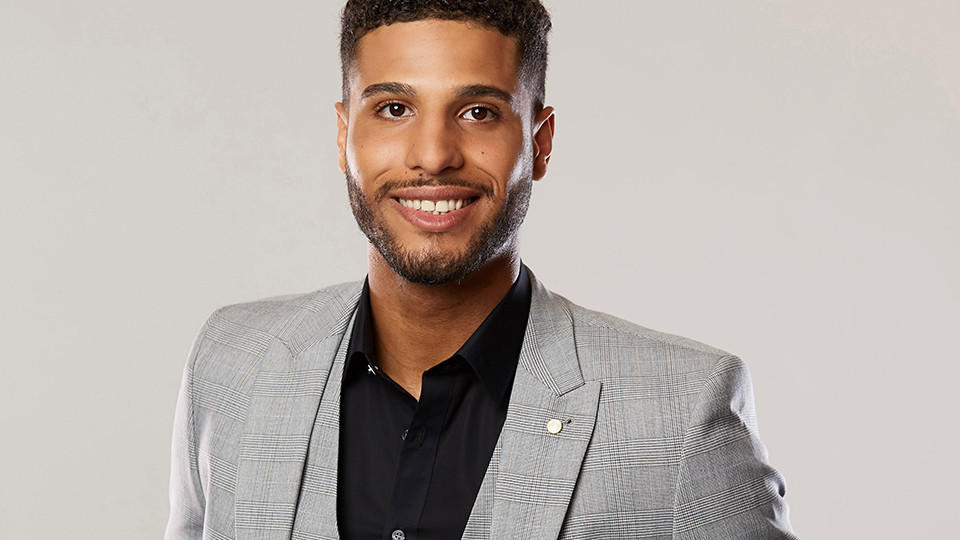 David liebt Sport und Musik und sagt: „Stille Wasser sind ja oft tief“ David Taylor ist 24 Jahre alt und Kandidat bei „Die Bachelorette 2019“. Er ist eher der zurückhaltende Typ.
