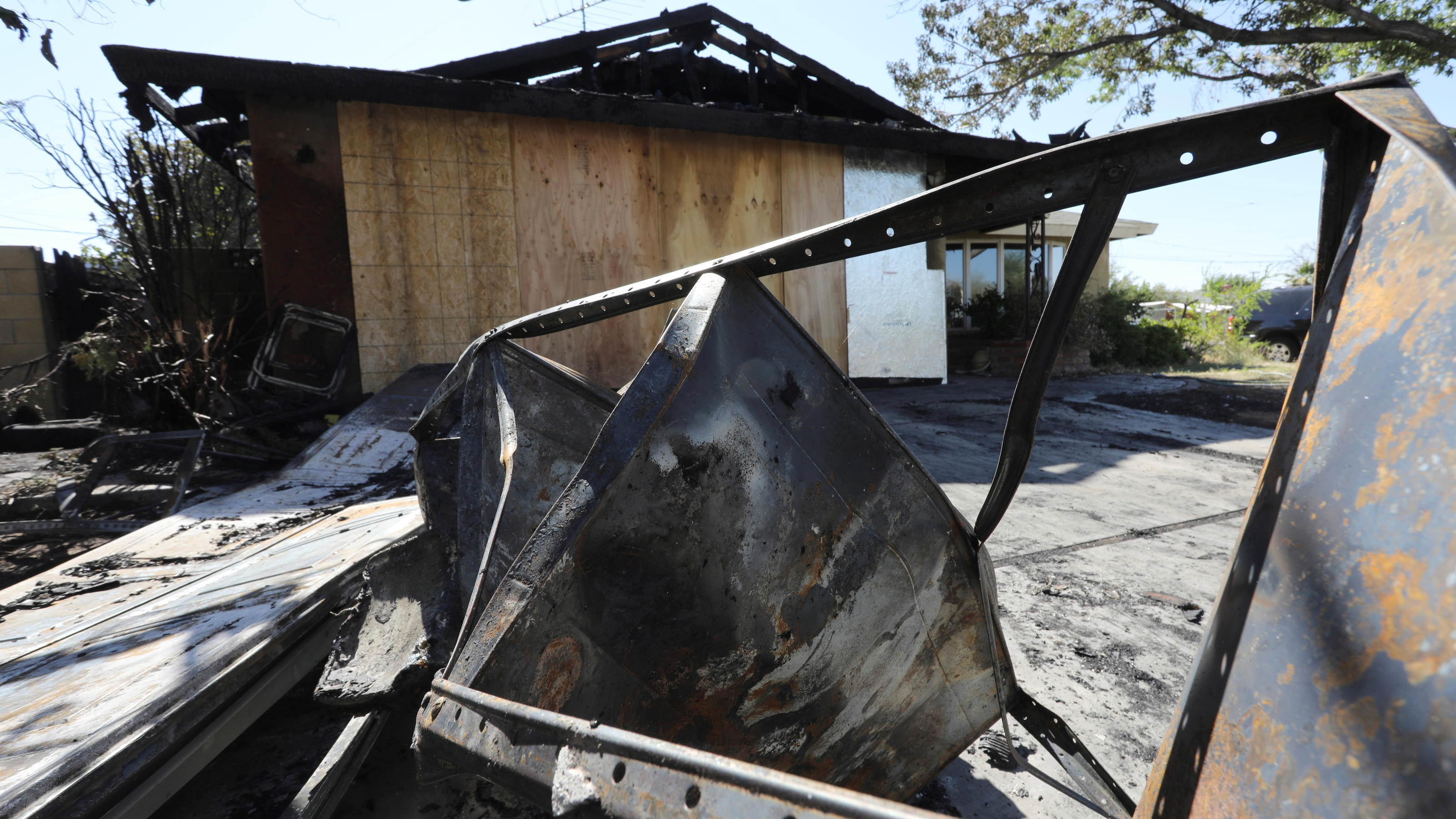 Heftigstes Beben seit 20 Jahren erschreckt Millionen Menschen The ruins of a house that burned after a powerful earthquake struck Southern California are seen in the city of Ridgecrest, California, U.S., July 4, 2019.Ê REUTERS/David McNew