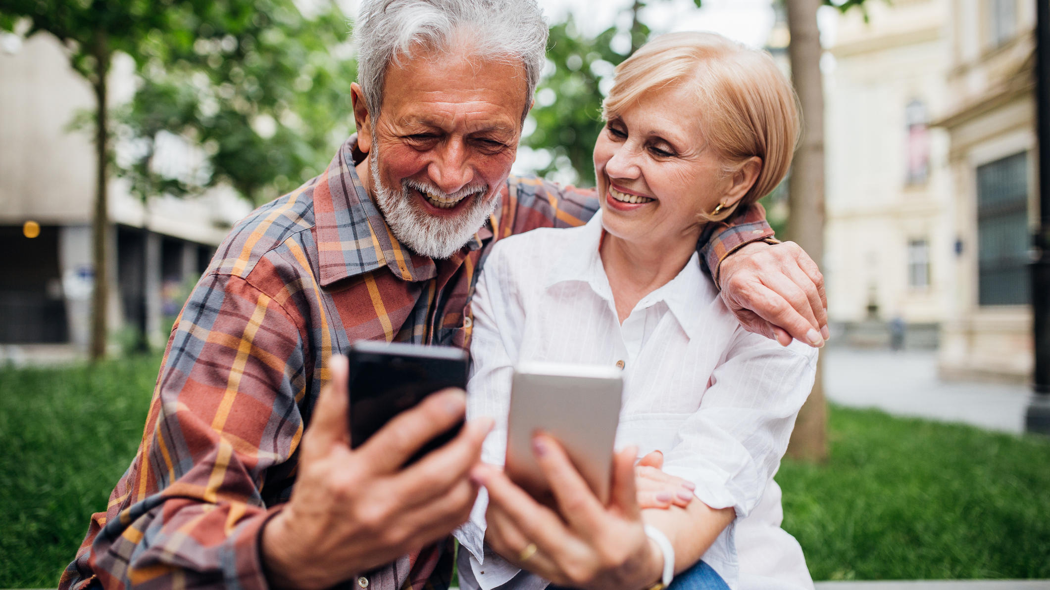 So bleibt unser Gehirn im Alter jung Senioren mit ihren Smartphones