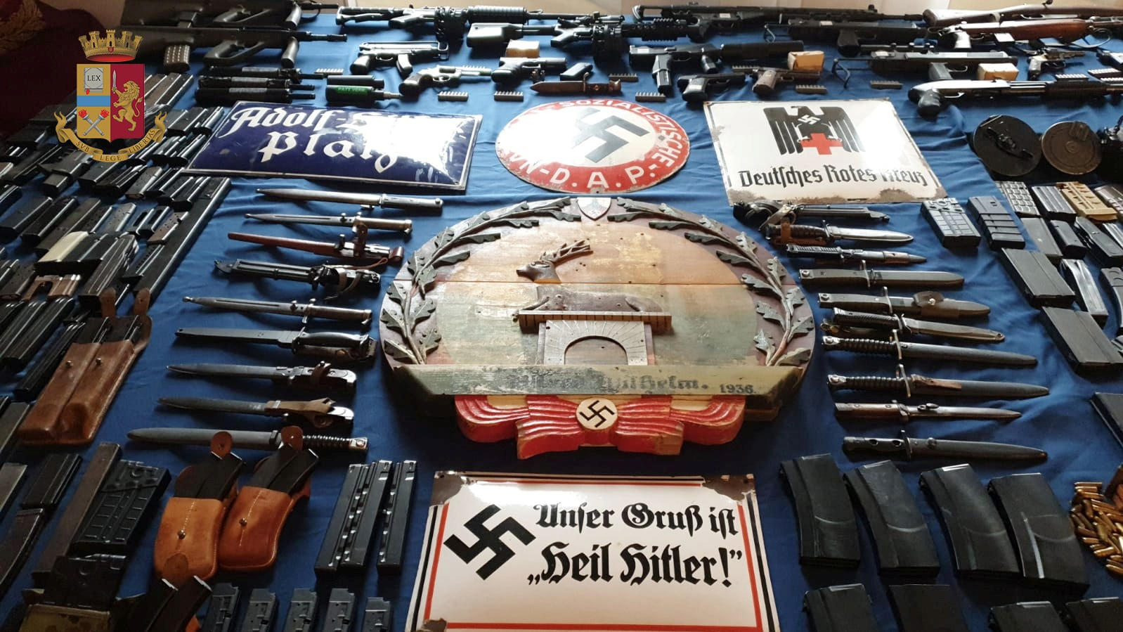 Italienische Polizei beschlagnahmt Waffensammlung von Neonazis Italian Police handout shows a large arsenal of weapons, including an air-to-air missile, that they say they seized in raids on neo-Nazi sympathisers, in Turin, Italy July 15, 2019. Polizia di Stato/Handout via REUTERS ATTENTION EDITORS - THIS IMAG
