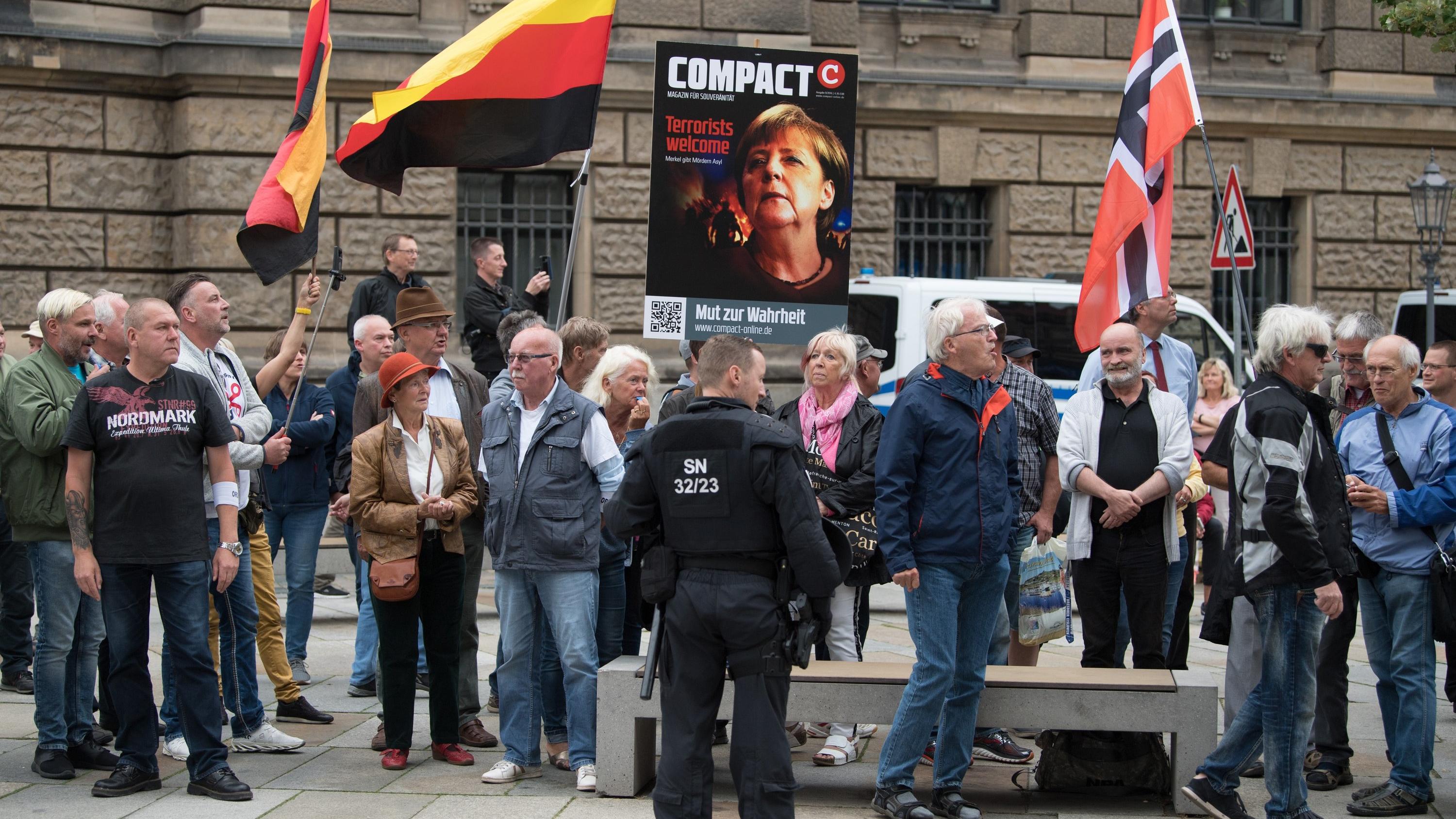 Pfiffe und Buh-Rufe von Pegida-Anhängern für Angela Merkel Pegida-Demonstranten stehen anlässlich des Besuchs von Bundeskanzlerin Merkel vor dem Albertinum. Eineinhalb Monate vor der Landtagswahl in Sachsen besuchte Merkel hier ein Frauennetzwerktreffen.